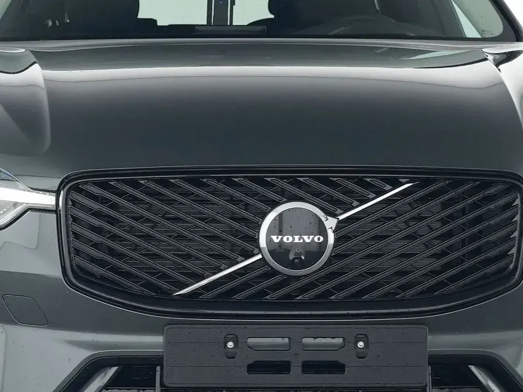 Neu Volvo XC60 Plus 250 PS (183 kW) 2025 Grün SUV