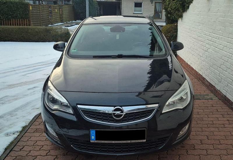 Gebraucht Opel Astra Selection 140 PS (102 kW) 2012 Schwarz Limousine