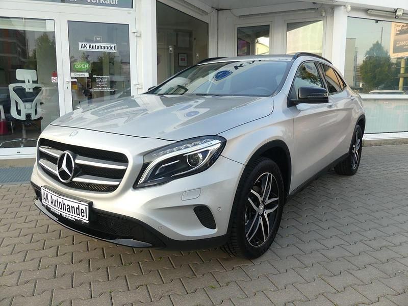 Silber Gebraucht 2015 Mercedes GLA220 Urban SUV | 18.390 € (Fairer Preis) - Bild 1/4