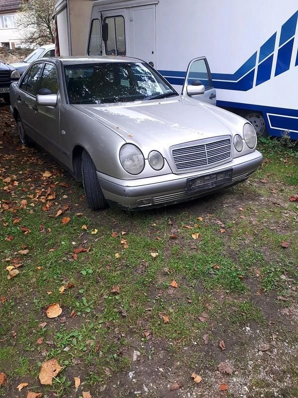 Gebraucht 1998 Mercedes E290 Limousine | 500 € - Bild 1/4