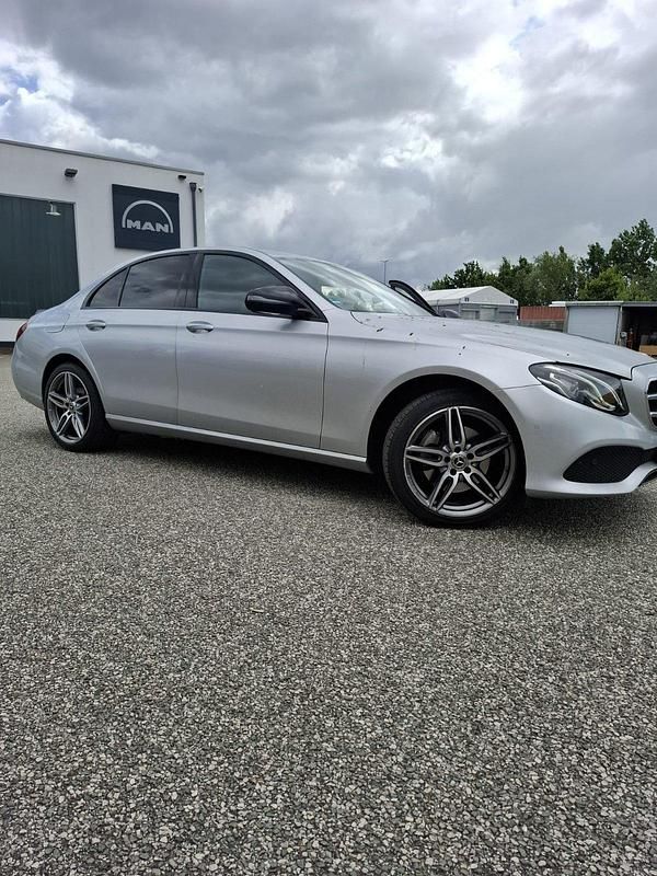Gebraucht Mercedes E220 Avantgarde 194 PS (142 kW) 2017 Silber Limousine