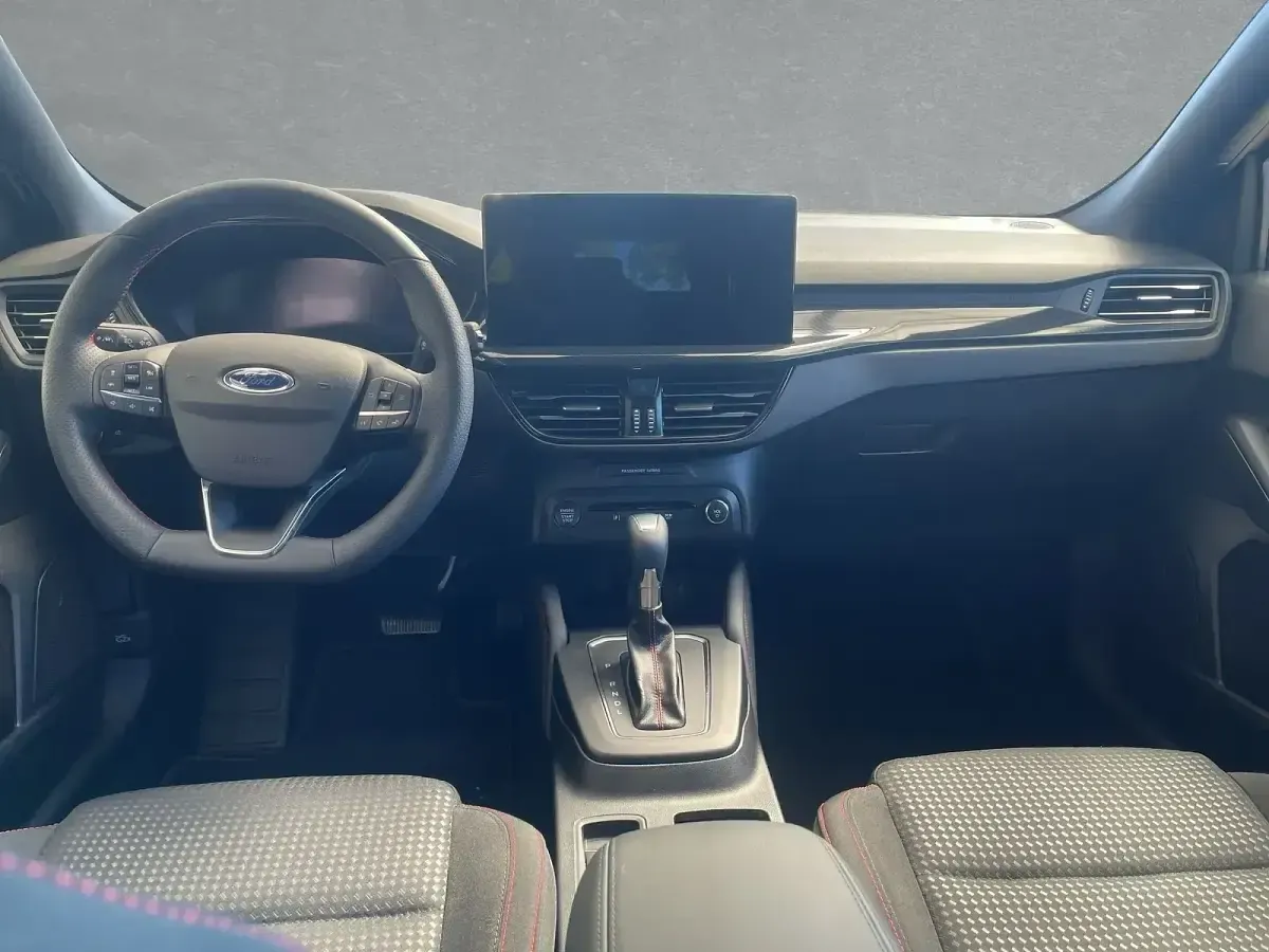 Gebraucht Ford Focus ST-Line X 155 PS (114 kW) 2024 Silber Limousine