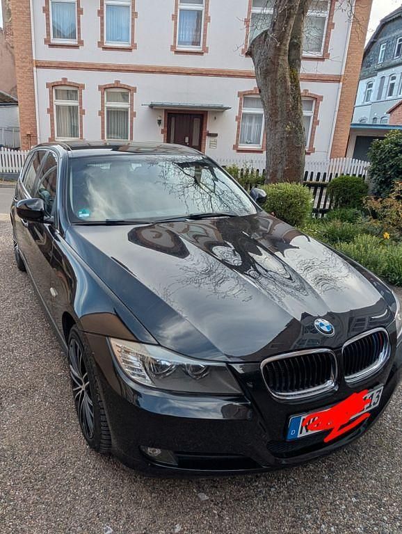 Gebraucht BMW 320 184 PS (135 kW) 2010 Schwarz Kombi