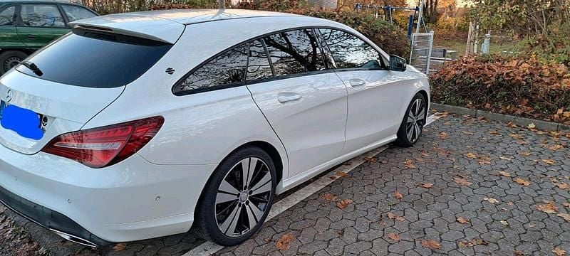 Weiß Gebraucht 2016 Mercedes 190 Limousine | 15.000 € - Bild 1/4