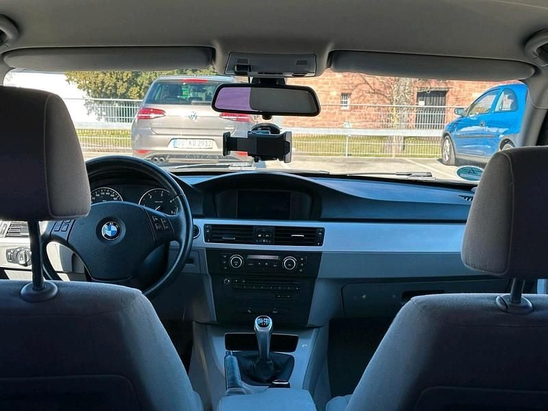 Gebraucht BMW 320 177 PS (130 kW) 2009 Blau Kombi