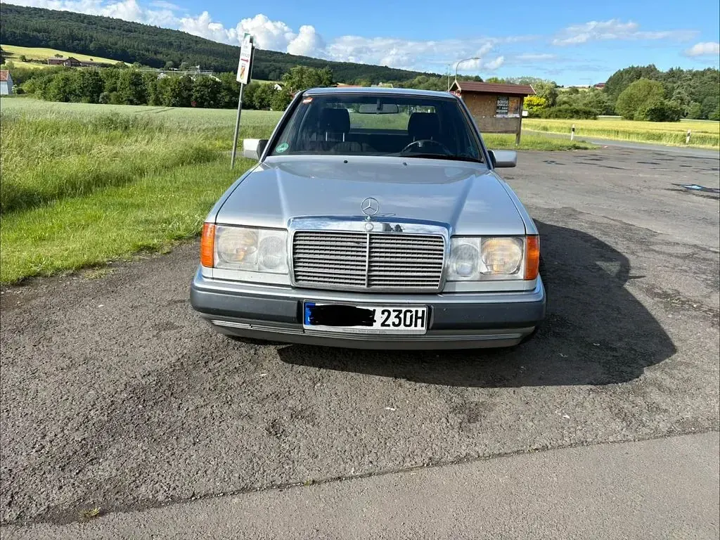 Gebraucht Mercedes 230 124 PS (91 kW) 1992 Silber Limousine