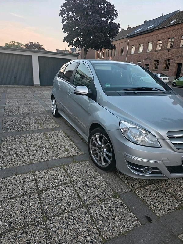 Silber Gebraucht 2010 Mercedes B180 Van / Kleinbus | 5.800 € (Fairer Preis) - Bild 1/4