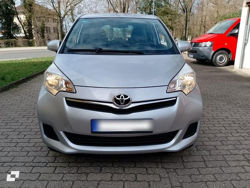 Silber Gebraucht 2012 Toyota Verso-S Comfort Van / Kleinbus | 7.600 € (Fairer Preis) - Bild 1/4