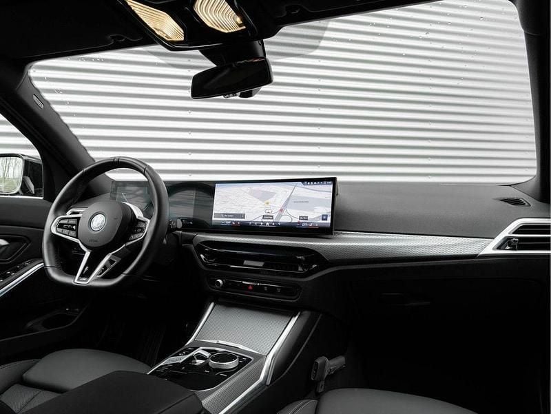 Gebraucht BMW 330e Performance 292 PS (214 kW) 2024 Blacksapphire metallic (475) Kombi