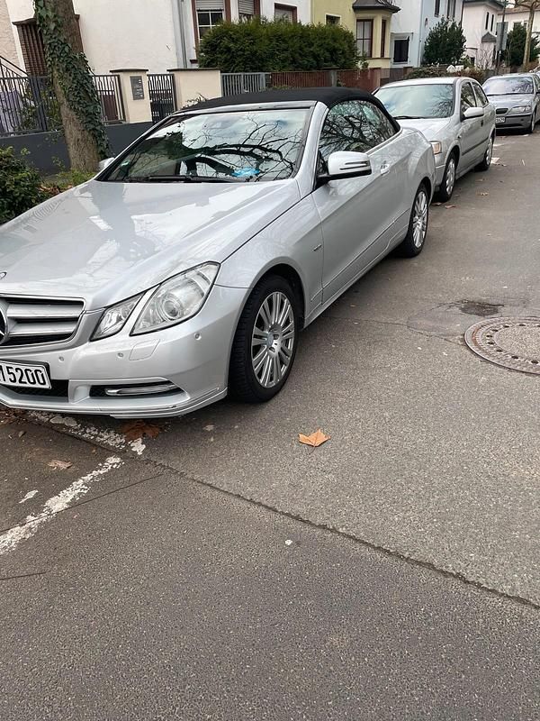 Silber Gebraucht 2011 Mercedes E220 Cabrio | 10.100 € (Fairer Preis) - Bild 1/3