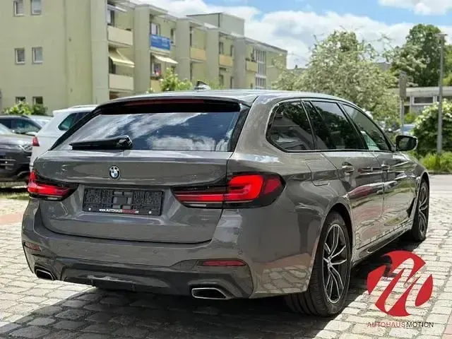 Gebraucht BMW 520 M Sport 190 PS (139 kW) 2021 Berninagrau bernsteineffekt me Kombi
