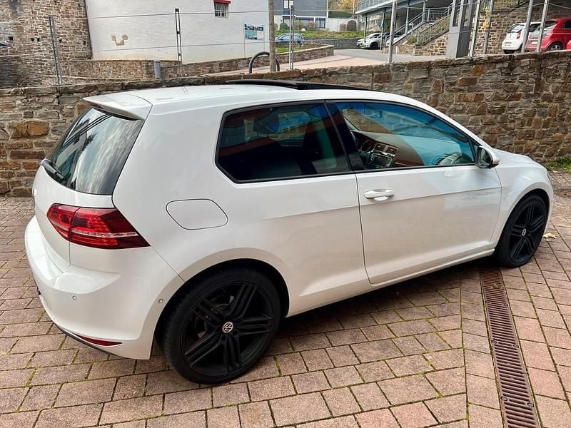 Weiß Gebraucht 2014 VW Golf VII Highline Kleinwagen | 12.200 € (Etwas zu teuer) - Bild 1/4