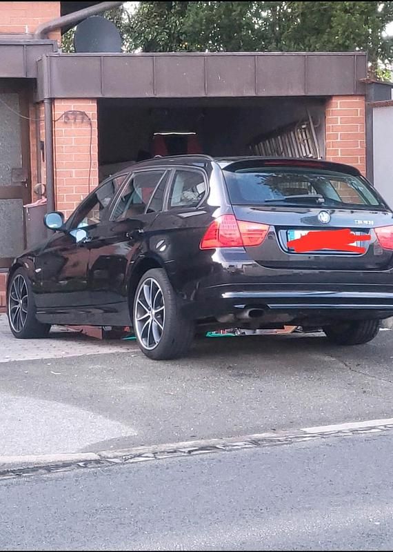 Gebraucht BMW 320 170 PS (125 kW) 2010 Schwarz Kombi