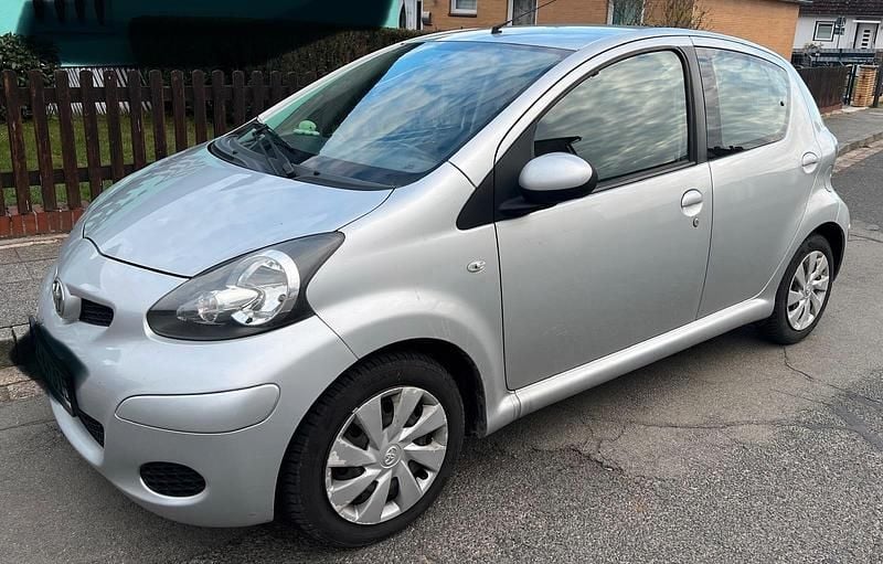 Gebraucht Toyota Aygo 68 PS (50 kW) 2012 Grau Kleinwagen