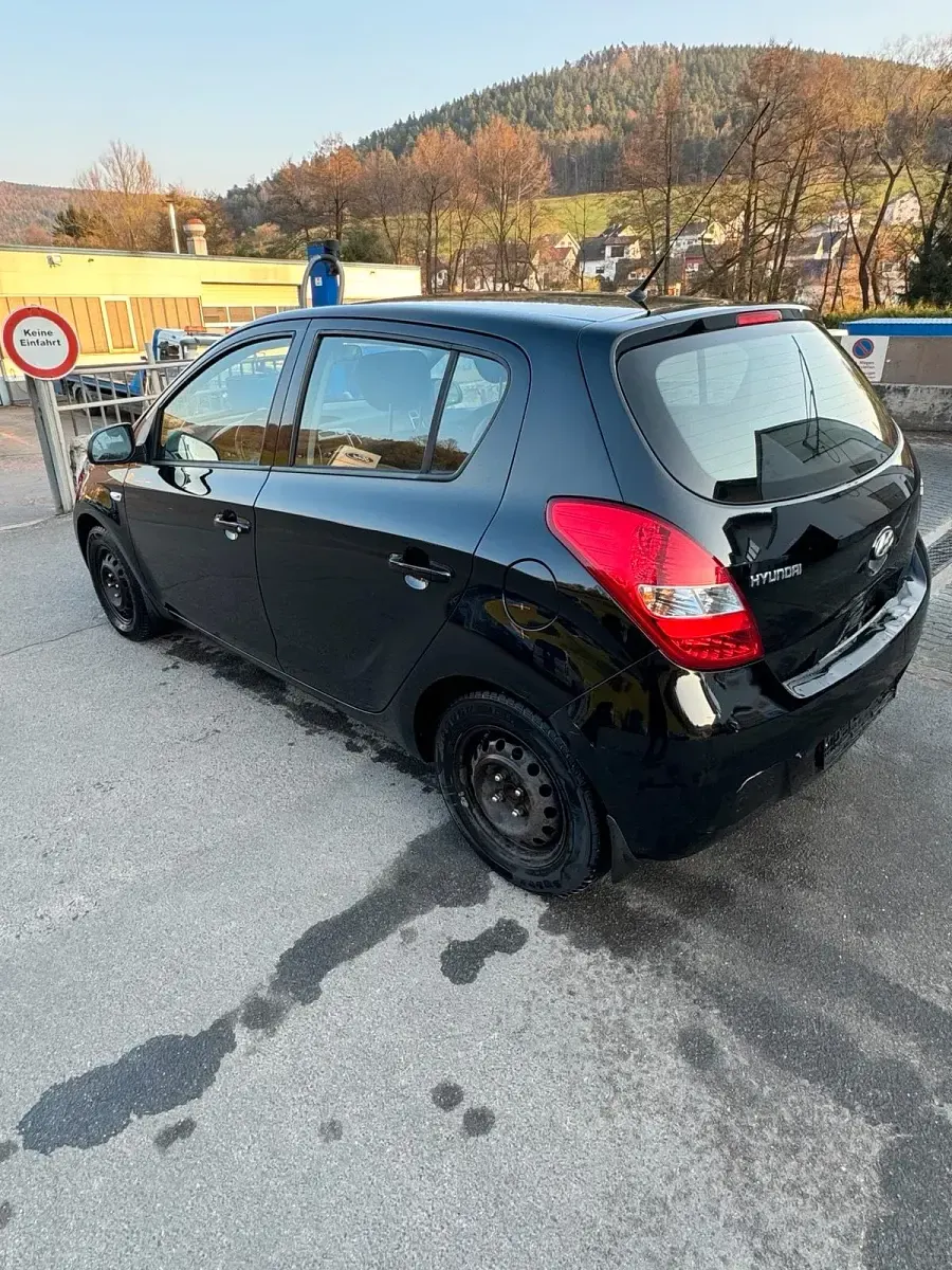 Gebraucht Hyundai i20 77 PS (56 kW) 2011 Schwarz Kleinwagen