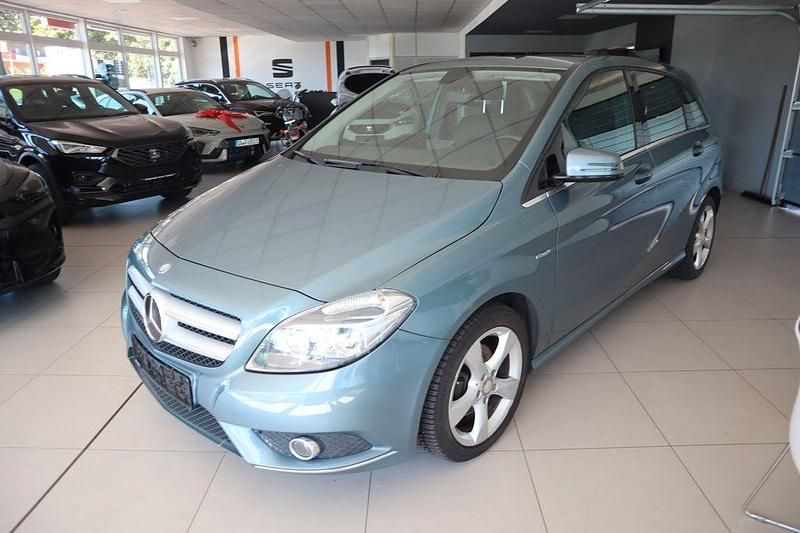 Blau Gebraucht 2012 Mercedes B180 Van / Kleinbus | 9.879 € (Fairer Preis) - Bild 1/4
