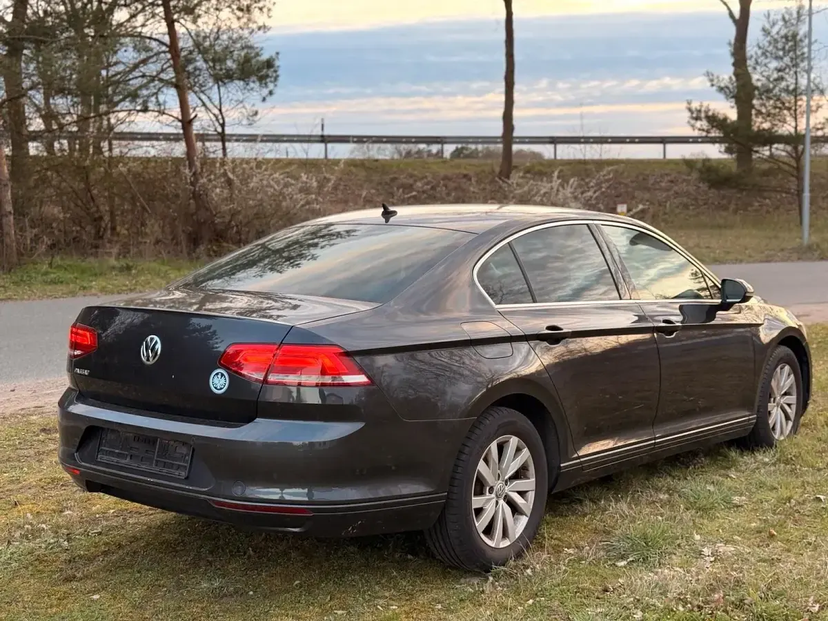Gebraucht VW Passat R 150 PS (110 kW) 2019 Grau Limousine