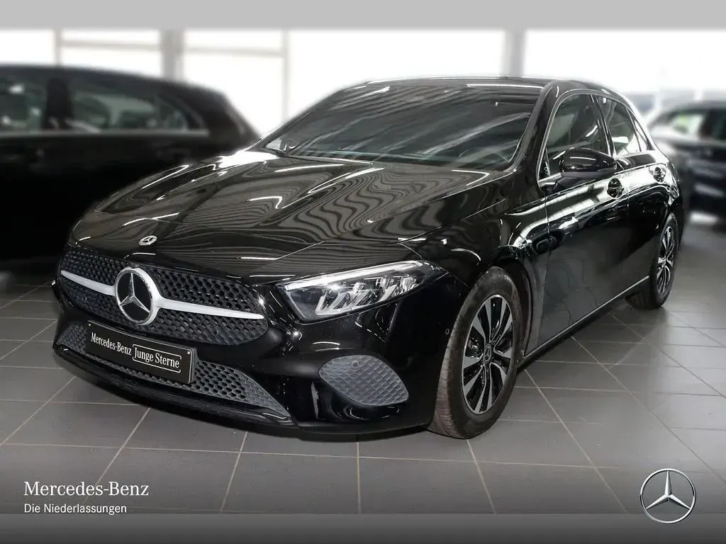 Gebraucht Mercedes A200 Advanced 150 PS (110 kW) 2025 Schwarz Limousine