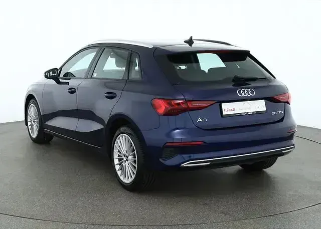 Gebraucht Audi A3 Ambiente 110 PS (80 kW) 2021 Navarrablau metallic (metallic) Limousine