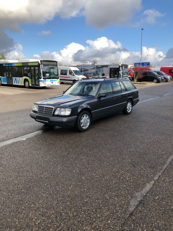 Schwarz Gebraucht 1995 Mercedes E300 Kombi | 13.900 € - Bild 1/4