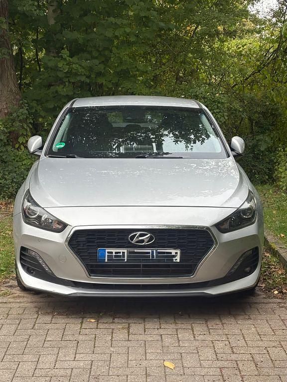 Silber Gebraucht 2019 Hyundai i30 Trend Limousine | 12.950 € (Superpreis) - Bild 1/4