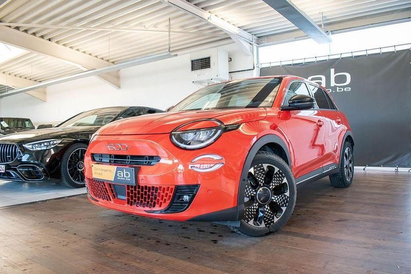 Rot Gebraucht 2023 Fiat 600E La Prima Limousine | 25.490 € (Superpreis) - Bild 1/4