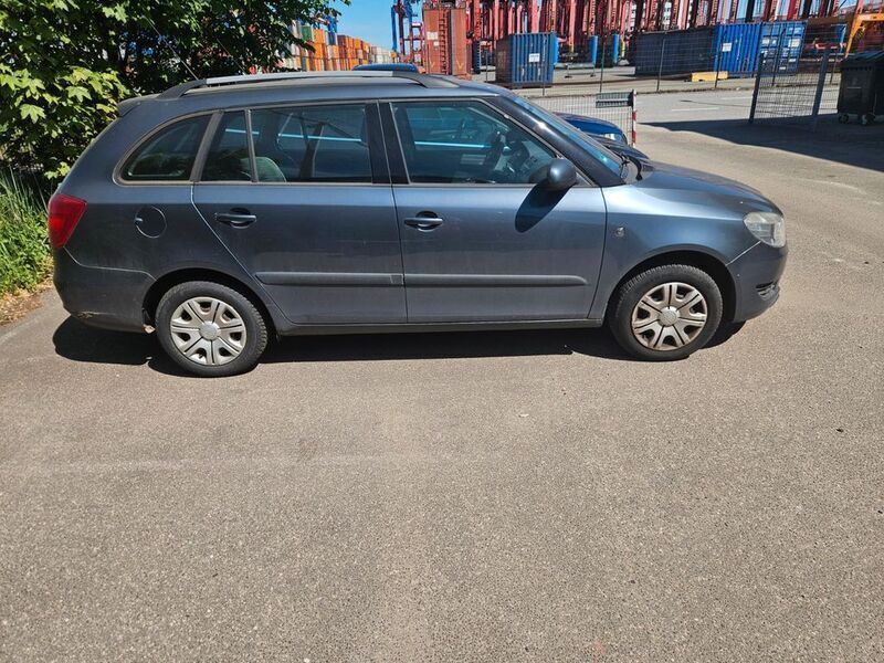 Grau Gebraucht 2010 Skoda Fabia Kombi | 1.900 € (Guter Preis) - Bild 1/4