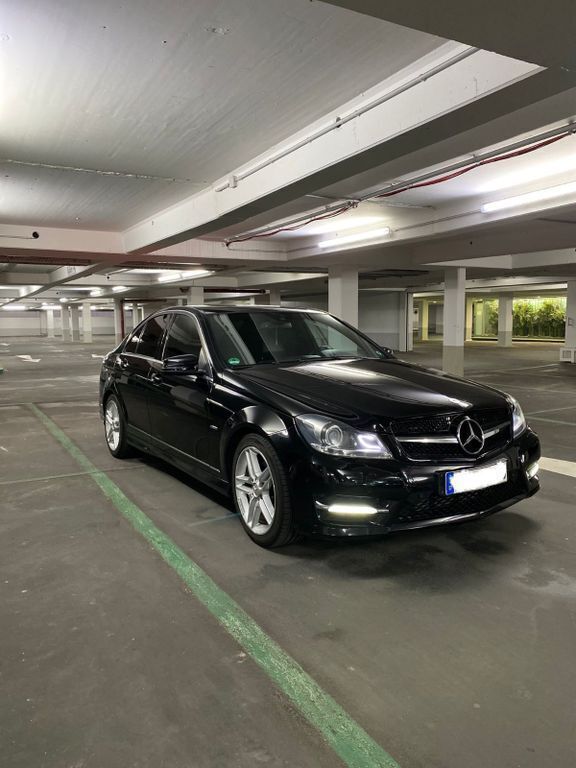 Obsidianschwarz metalliclack Gebraucht 2011 Mercedes C200 AMG Limousine | 9.200 € (Fairer Preis) - Bild 1/4