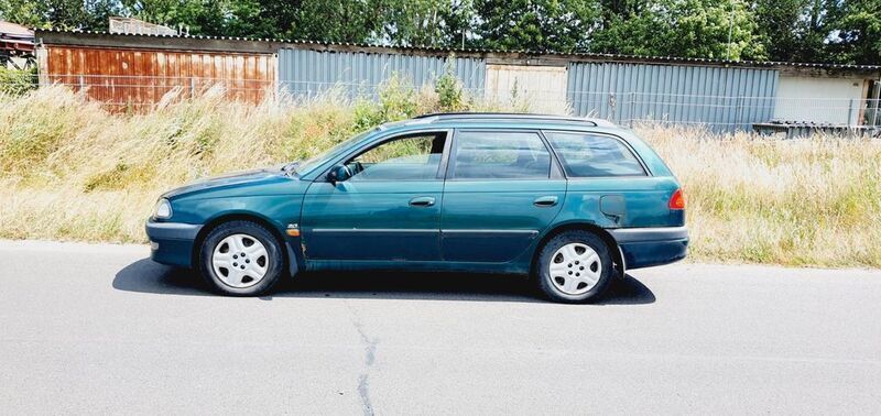 Grün Gebraucht 1999 Toyota Avensis Limousine | 1.800 € (Fairer Preis) - Bild 1/4