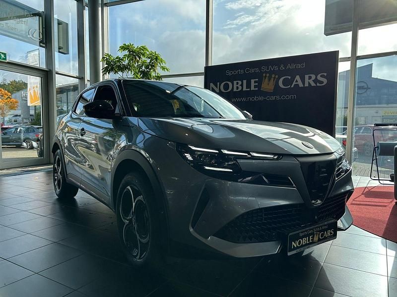 Grau Neu 2024 Alfa Romeo Junior Edizione Speciale SUV | 30.290 € (Guter Preis) - Bild 1/4