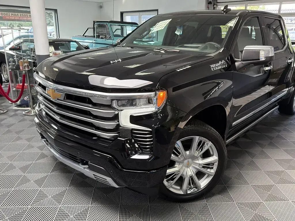 Neu Chevrolet Silverado 426 PS (313 kW) 2026 Schwarz SUV
