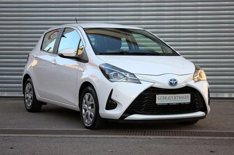 Weiß Gebraucht 2019 Toyota Yaris Hybrid Comfort Limousine | 10.990 € (Superpreis) - Bild 1/4