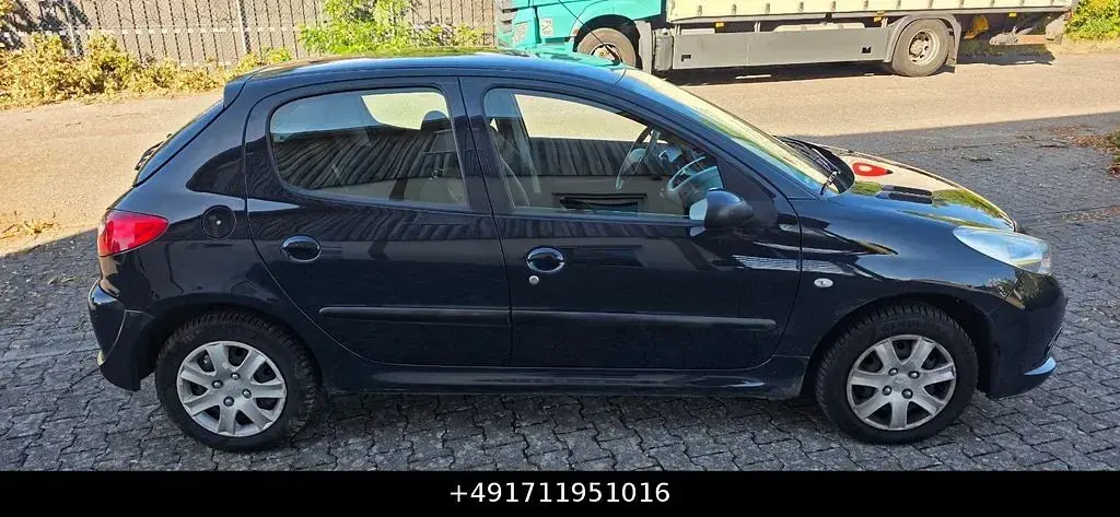 Gebraucht Peugeot 206 Basis 75 PS (55 kW) 2010 Schwarz Limousine
