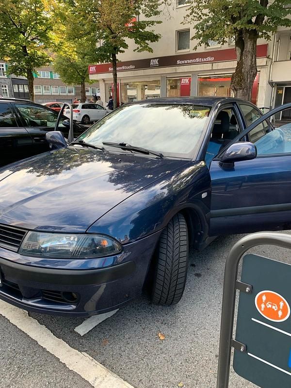 Blau Gebraucht 2002 Mitsubishi Carisma Limousine | 2.399 € (Fairer Preis) - Bild 1/4