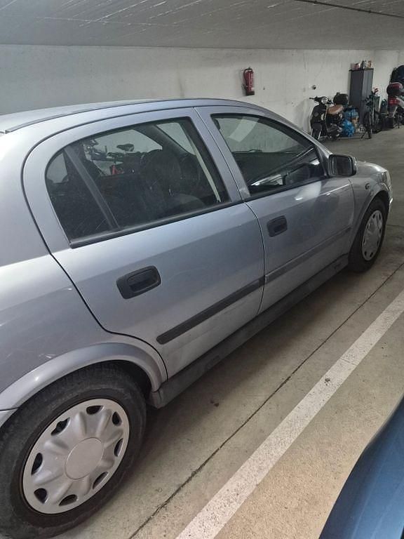 Używany Opel Astra Comfort 84 KM (61 kW) 2001 Czarny Sedan/Limuzyna