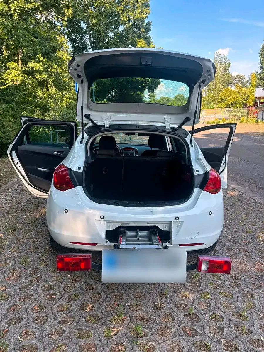Gebraucht Opel Astra Eco 105 PS (77 kW) 2011 Weiß Kleinwagen