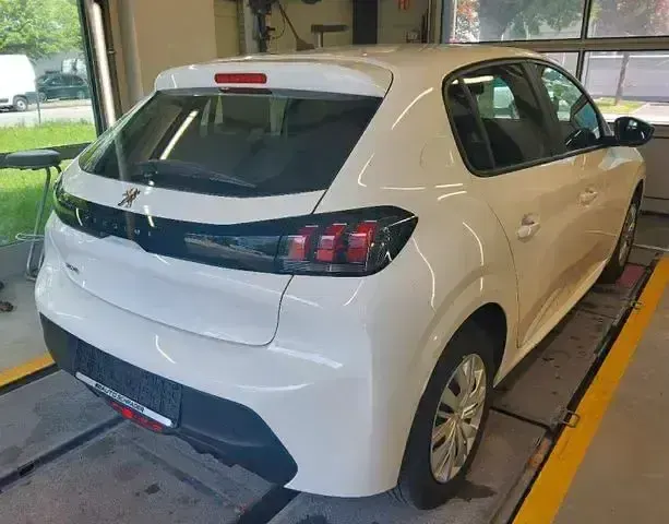 Gebraucht Peugeot 208 Active 75 PS (55 kW) 2022 Weiß Kleinwagen