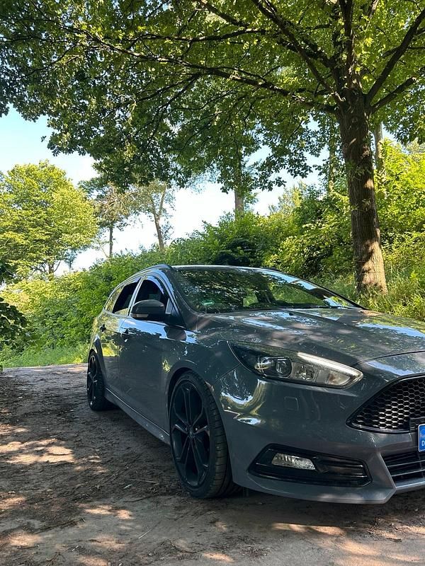 Grau Gebraucht 2015 Ford Focus ST Kombi | 14.500 € (Etwas zu teuer) - Bild 1/4