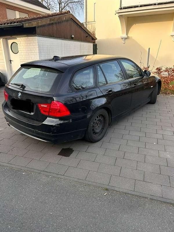Gebraucht BMW 318 143 PS (105 kW) 2011 Schwarz Kombi