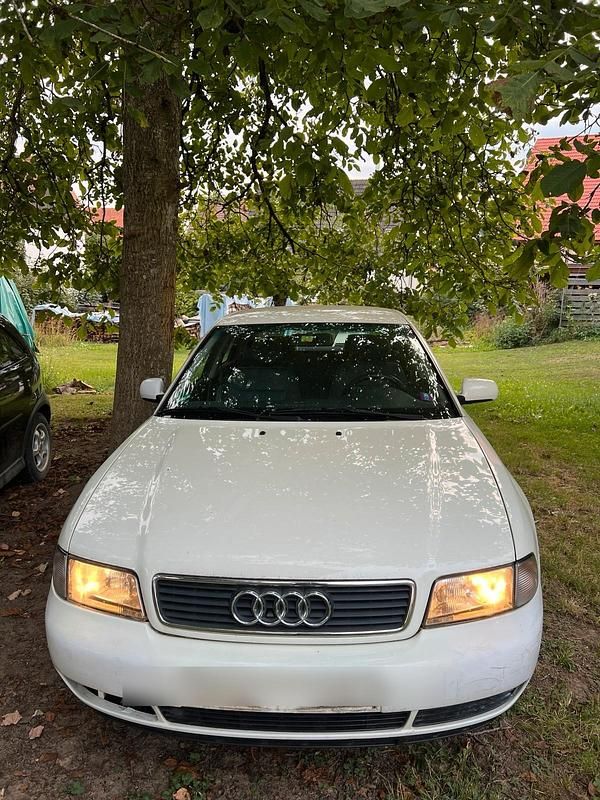 Weiß Gebraucht 1997 Audi A4 Limousine | 650 € (Superpreis) - Bild 1/4