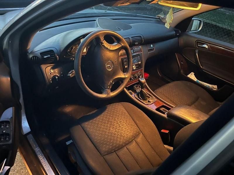 Gebraucht Mercedes 220 150 PS (110 kW) 2005 Silber Limousine