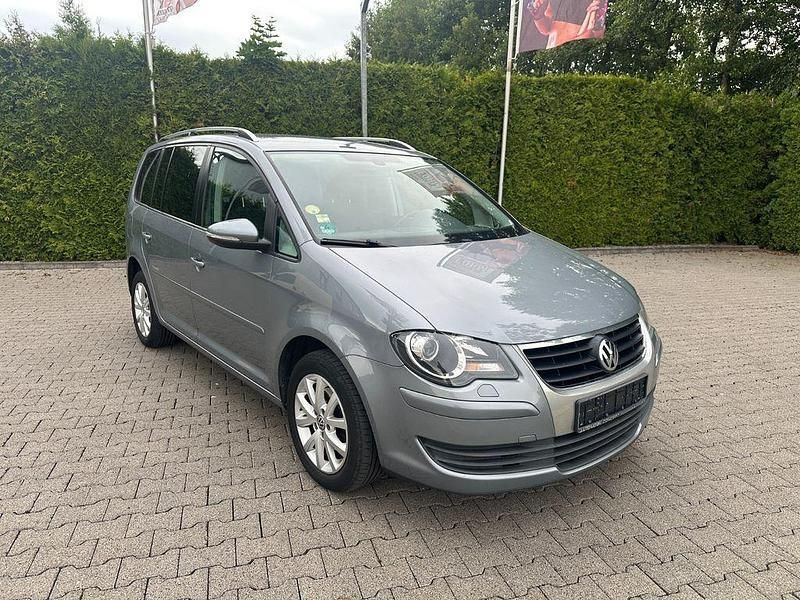 Grau Gebraucht 2010 VW Touran Freestyle Van / Kleinbus | 4.750 € (Teuer) - Bild 1/4