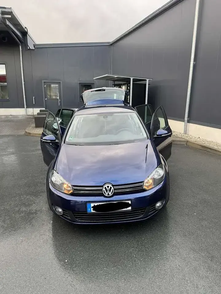 Gebraucht VW Golf VI Team 105 PS (77 kW) 2010 Blau Kleinwagen
