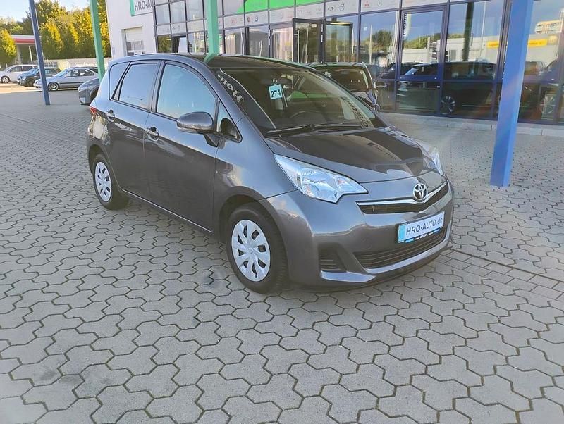 Grau Gebraucht 2014 Toyota Verso-S Life Van / Kleinbus | 7.900 € (Etwas zu teuer) - Bild 1/4