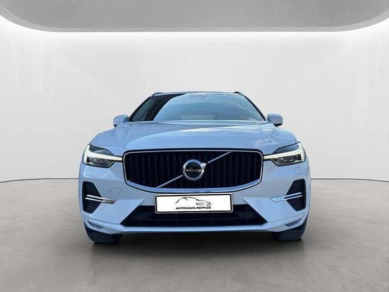 Gebraucht Volvo XC60 Core 197 PS (144 kW) 2023 Crystal white (metallic) SUV
