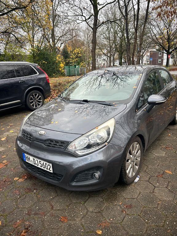 Grau Gebraucht 2013 Kia Rio DREAM-TEAM Edition Limousine | 5.850 € (Fairer Preis) - Bild 1/4