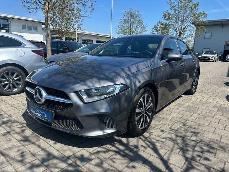 Grau Gebraucht 2020 Mercedes A180 Limousine | 23.900 € (Etwas zu teuer) - Bild 1/4