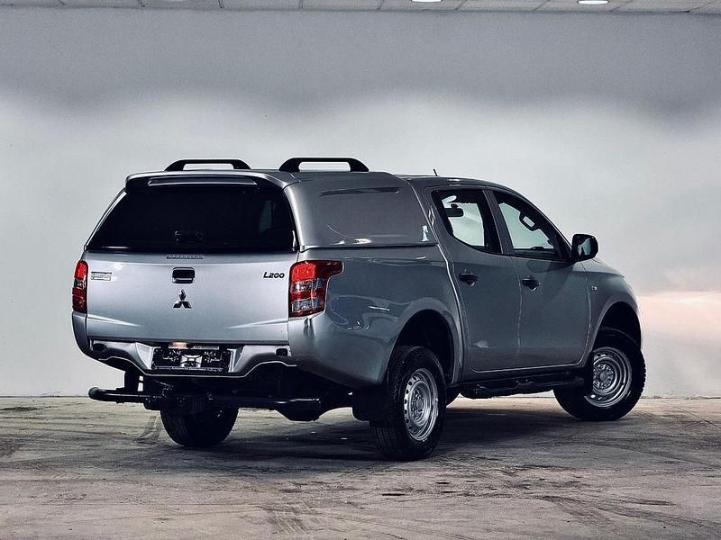 Gebraucht Mitsubishi L200 Basis 154 PS (113 kW) 2015 Silber Abholung