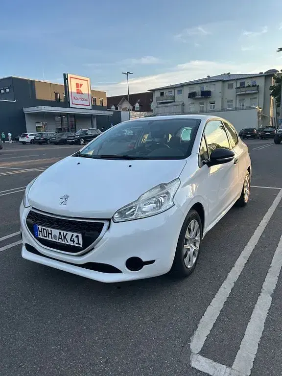 Gebraucht Peugeot 208 Access 68 PS (50 kW) 2013 Weiß Kleinwagen