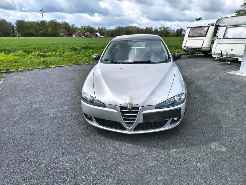 Second-hand Alfa Romeo 147 120 CP (88 kW) 2007 Argintiu Hatchback